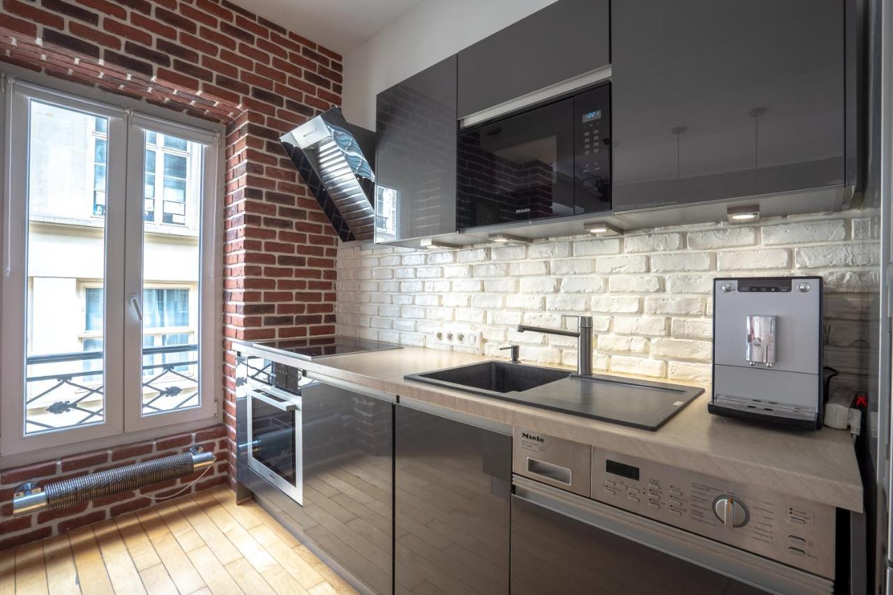 Room In Apartment - Cosy Place In The Hear Of Париж Екстериор снимка